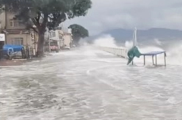 Fırtına sebebiyle kara ile deniz birleşti, tekneler battı