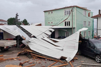 İznik’te şiddetli fırtına evin çatısını uçurdu