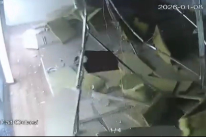 Lodosta plazanın tavanı çöktü