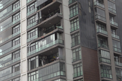 Lüks sitenin cam balkonlarını lodos uçurdu