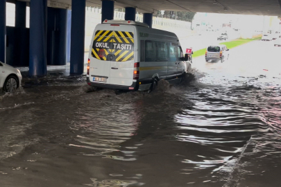 Sağanak yağış caddeleri göle çevirdi