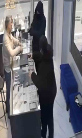 Bursa’da kamera şakası gibi soygun girişimi kamerada