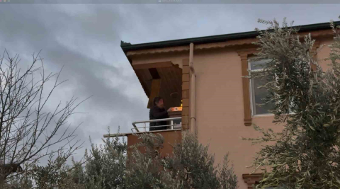 Lodosun etkisiyle alevler komşu binaya sıçradı: Balkondaki alevli eşyaları aşağı attı