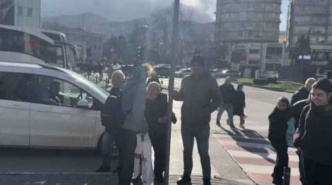 Bursa’da lodos zor anlar yaşattı: trafik lambasına tutundular