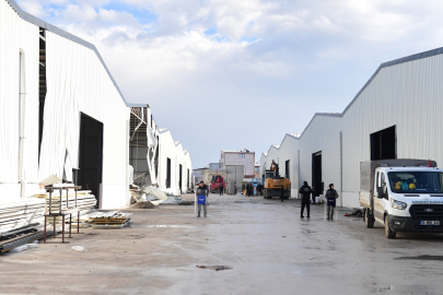 Tarım arazisine yapılan kaçak depolar yıkıldı