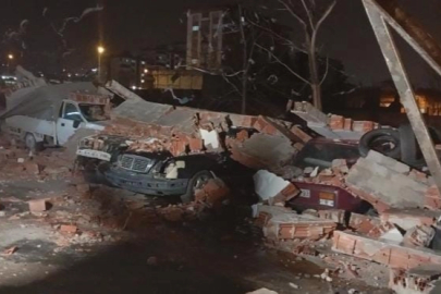 Bursa’da lodos duvarı devirdi, altında kalan 10 araç hasar gördü