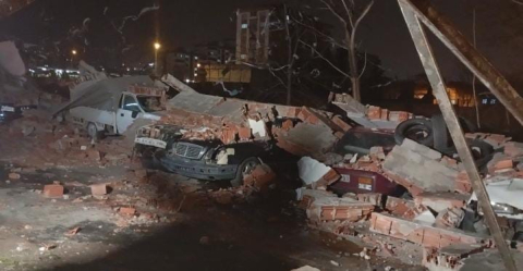 Bursa’da lodos duvarı devirdi, altında kalan 10 araç hasar gördü