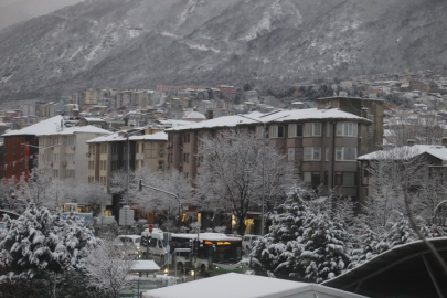 Bursa sabaha beyaz örtüyle uyandı..Ulaşımda aksamalar yaşandı