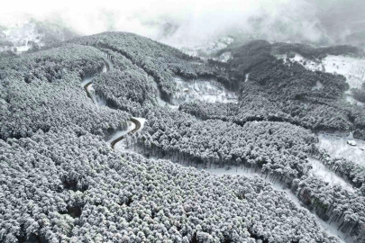 Beyaz örtüyle Uludağ’ın virajları görsel şölene dönüştü