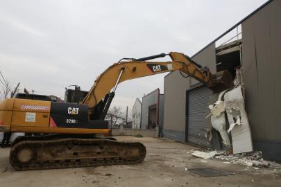 Nilüfer’de iki kaçak iş yeri yıkıldı