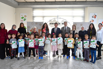 Çocukların karnelerini Başkan Erkan Aydın verdi