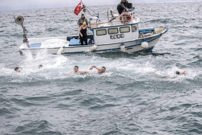 Hıristiyan topluluğu denizden haç çıkardı