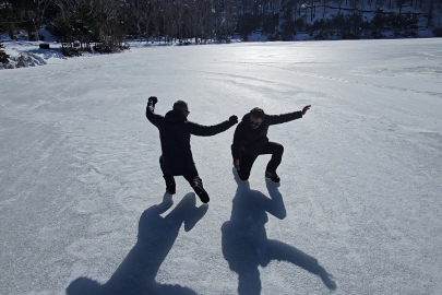 Donmuş gölde çökertme oynadı, buzu kesip suya girdi