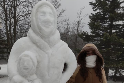 Uludağ’da kardan heykel sanat eserini aratmadı