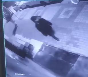 Otomobillerin aynalarını kırıp camlarını yumrukladılar, hiçbir şey olmamış gibi gittiler