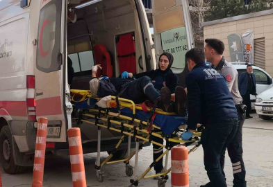 Makineye sıkışan işçi ağır yaralandı