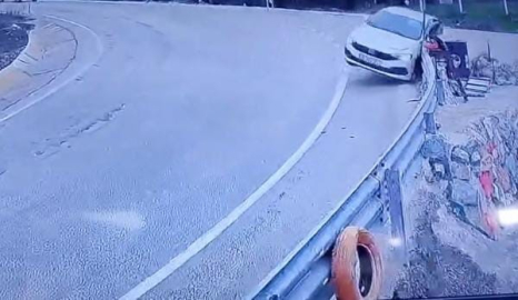 Uludağ yolunda kontrolden çıkan araç bariyerlere çarptı