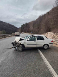 Bursa’da otomobil bariyerlere çarptı: 3 yaralı