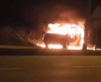 Seyir halindeyken alev alan otomobil kullanılmaz hale geldi