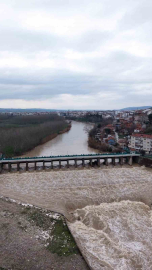 Kar ve yağmurların ardından, Mustafakemalpaşa Çayı coştu