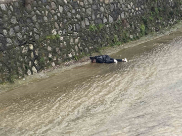Bursa’da dereye düşen adam kalp masajıyla hayata döndürüldü