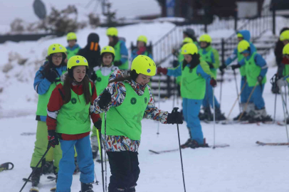Hayatında ilk kez Uludağ’a çıktılar: "1000 Çocuk Kayak" projesiyle yüzlerce öğrenci karla buluştu