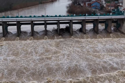 Kar ve yağmurların ardından, Mustafakemalpaşa Çayı coştu