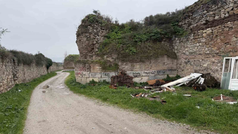 İznik’te 2 bin yıllık surlara sprey boya ile yazılan yazılar tepki çekti