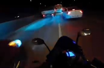 Motosikletlinin tehlike atlattığı anlar kamerada
