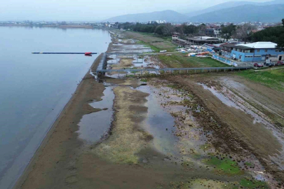 Fabrikaların tonlarca su çektiği İznik Gölü 200 metre çekildi