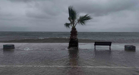 Bursa’da denizle kara birleşti, sokaklar göle döndü