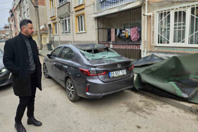 Çatı, lodosla birlikte otomobilin üzerine uçtu