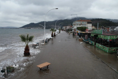 Gemlik’te deniz taştı, sahil yolu sular altında kaldı