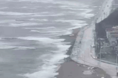 Karacabey’de fırtına ve sağanak sonrası deniz taştı