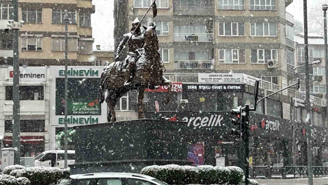 Bursa’da şehir merkezinde kar sürpriiz...Uludağ’a çıkacaklar dikkat....