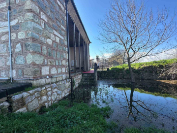 Uluabat Gölü’nün suları 625 yıllık camiyi tehdit ediyor