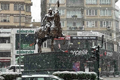 Bursa’da şehir merkezinde kar sürprizi
