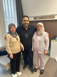 İki kız kardeş kanseri aynı gün yendi