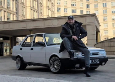 1995 model Tofaş "16" plakası ile New York sokaklarında