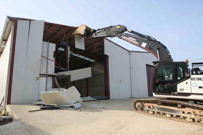 Nilüfer’de tarım alanındaki 900 metrekarelik kaçak yapı yıkıldı