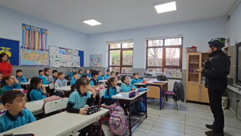 Arama kurtarma köpeği Tipo, öğrencilerin gözdesi oldu