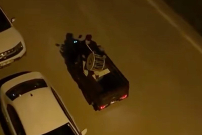 Bursa’da davulcular elektrikli açık kasalı motosikletle sahura kaldırıyor