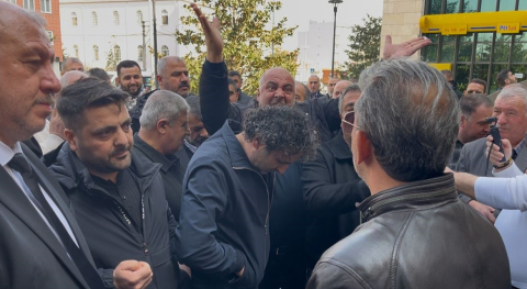 Bursa’da halk otobüsü esnafı belediye önünde toplandı