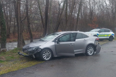 Kontrolden çıkan otomobil alt yola uçtu: 3 yaralı