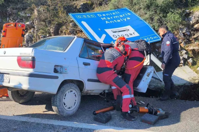 Menteşe’de kazada alev alan araçtaki 2 kişi ekiplerce kutarıldı
