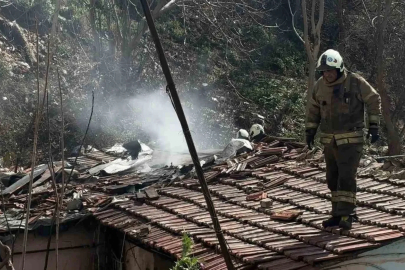 Kağıthane’de korkutan gecekondu yangını, evi yanan kadını mahalleli teselli etti
