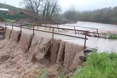 Bursa’da aşırı yağışlar köprüyü trafiğe kapattı