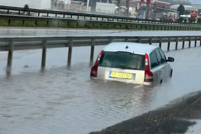 Bursa’da su birikintisine giren otomobil mahsur kaldı