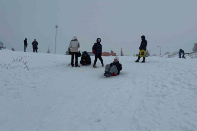 Uludağ’da etkili olan kar yağışıyla günübirlikçiler zirveye akın etti
