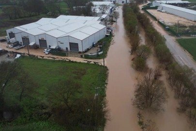 Ürünlü Deresi taştı, araçlar mahsur kaldı